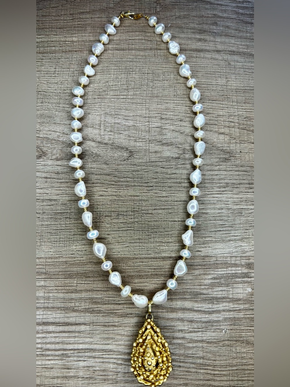 Fresh water Pearl and Vintage Gold Teardrop Pendant Necklace Handmade - Picture 3 of 5